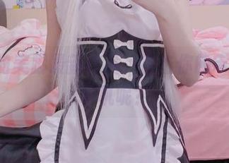 AT鲨的美脚最新作品，直击你的审美的…耳机呢？