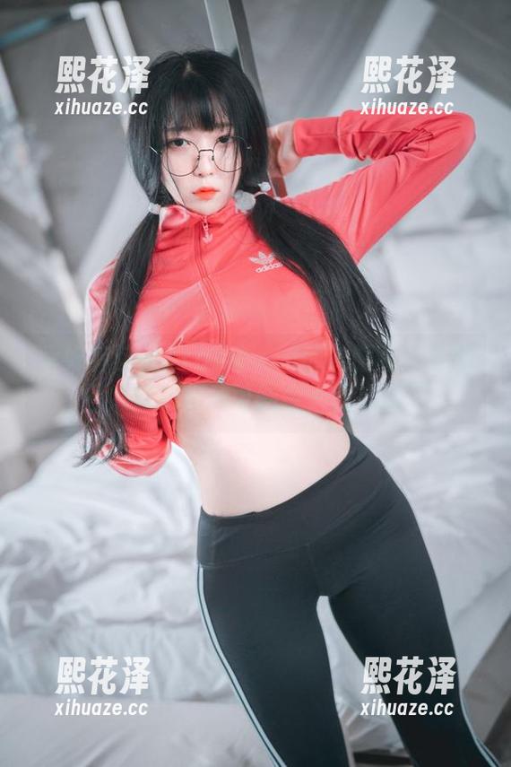 幸好有这组Aram(아람)的礼服高清套图，不然我的审美可能今天就崩溃了。