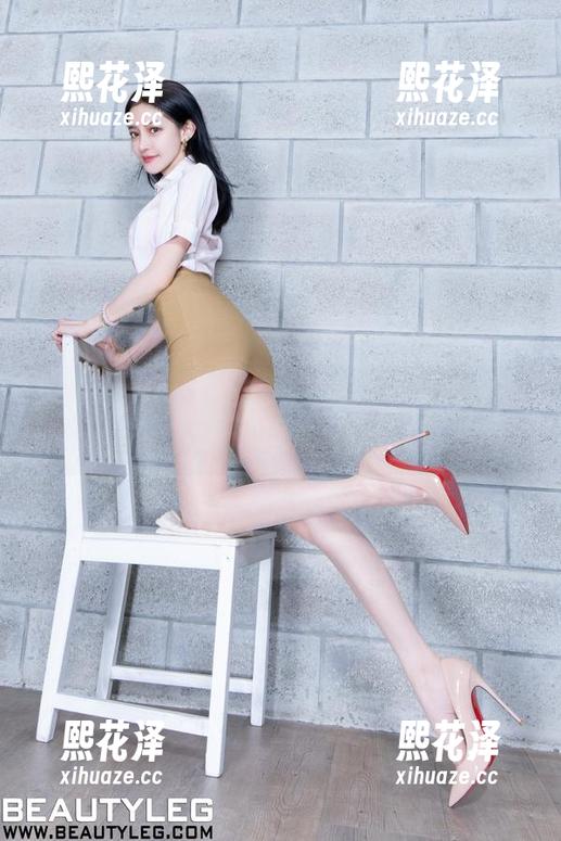 Beautyleg - 从未见过的秘书照片：Brenda在桌子上的‘能量饮料’标配！