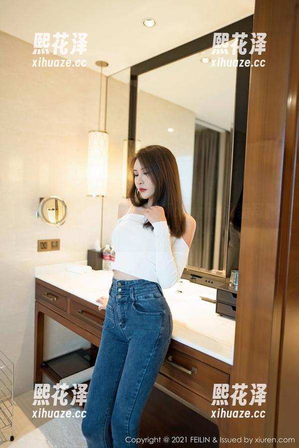 Feilin嗲囡囡-果儿Victoria Feilin嗲囡囡 - 果儿Victoria泳装写真:不知不觉就被吸引过来了…