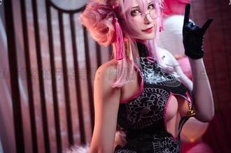 Sakiiii翎柒的另类美图：暗黑护士时刻，来点猫爪吧！