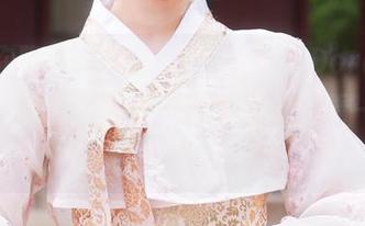 想和你聊聊这些图片,Sally Dorasnow在红裙里的样子,觉得好像在看一场秀似的。