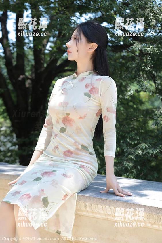 Xiuren秀人网 - 容容容Alice的自拍：美图合集，瞧她的优雅姿态