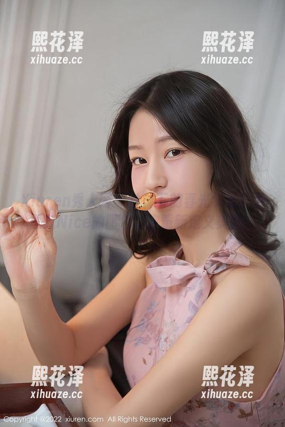 Xiuren秀人网 - 丝袜下的春光乍泄？张思允Nice的图包让你重新定义美腿！