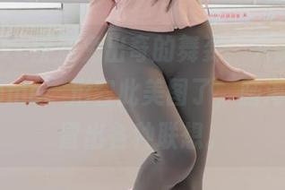 看着Yiko湿润兔出奇的舞姿，只能用“Excuseme”形容此美图了，脑海里开始冒出各种联想。