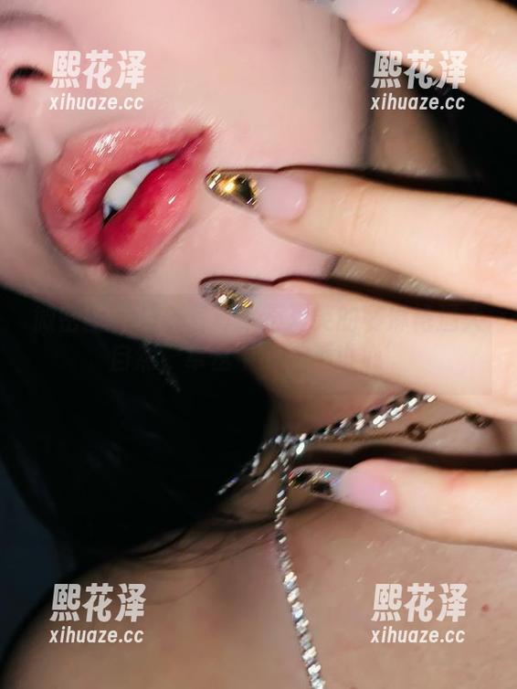 不爱笑的赛琳 微密圈 - 户外写真:不爱笑的赛琳艳遇大自然,草丛中的‘不小心’