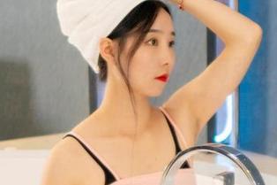 丽柜 – 潘潘丰润可人合集：每张照都像在说点什么，但我听不太懂。