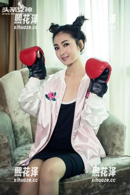 头条女神 - 刘瑾希的护士写真集：原图中的不穿白大褂的画面