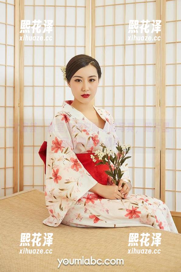 尤蜜荟-安璐璐 尤蜜荟 - 教室角落安璐璐的写真,照片里藏着哪些小确幸