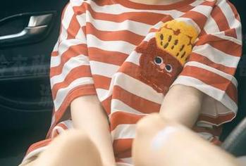 幼水铃衣私拍：图集里的每个瞬间都隐约流露着点滴不安定。