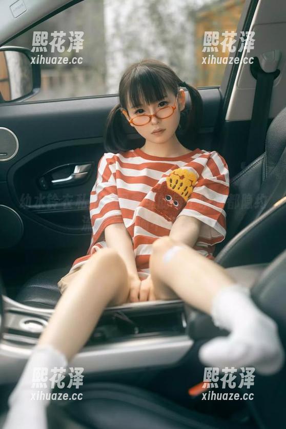 幼水铃衣 幼水铃衣私拍:图集里的每个瞬间都隐约流露着点滴不安定。