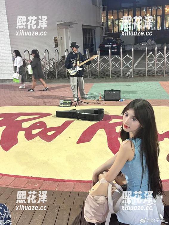 怡子yiii 怡子yiii在白衬衫中摇曳,私房图包,快来发现她的悠闲瞬间