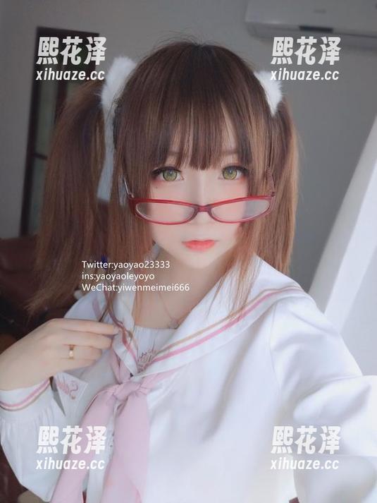 小秘书的私房图集用摇摇乐yoyo的风韵，平静却总让我多看几眼，耸动的气息悄然而至。