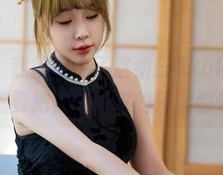 星颜社 – 我就戳中了这组Erikaki套图，透彻得想要把整个宇宙的轻柔都装进来。