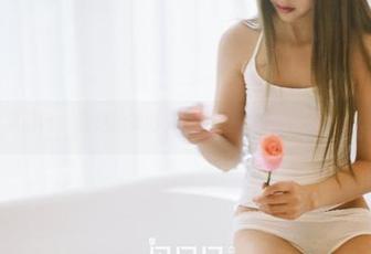 果团网 – 精选泳衣时光，王语纯在水中打个转！