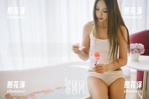 果团网 - 精选泳衣时光，王语纯在水中打个转！