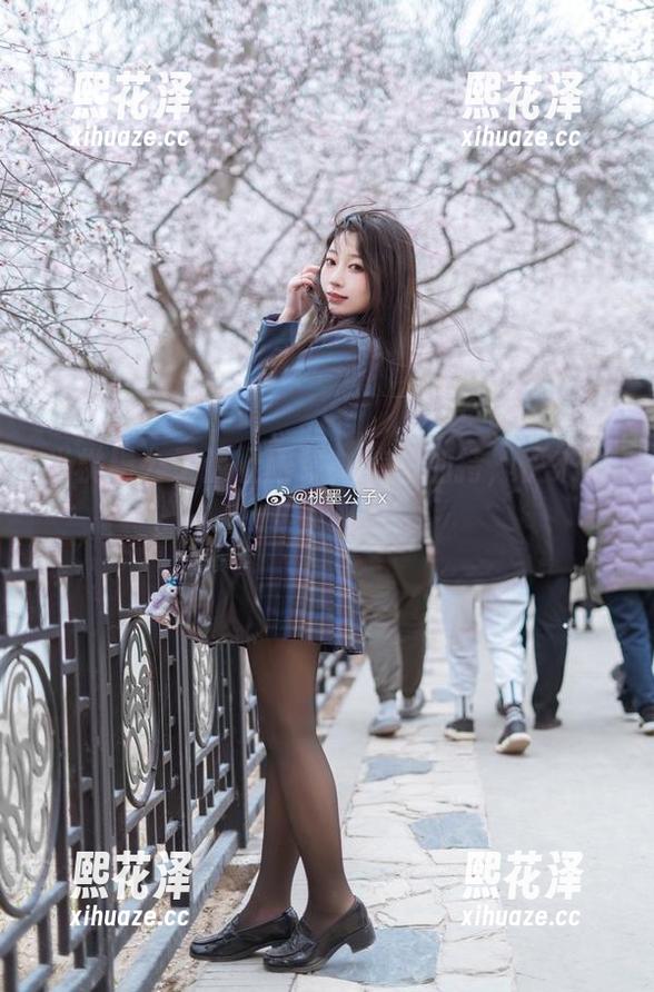 桃墨公子 当桃墨公子遇上眼镜,美图加持,快来免费获取!