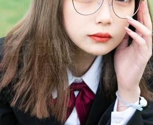 梨瑾瑾你这吊带果然有种“随性而有型”的味道，图集看得让人心痒。