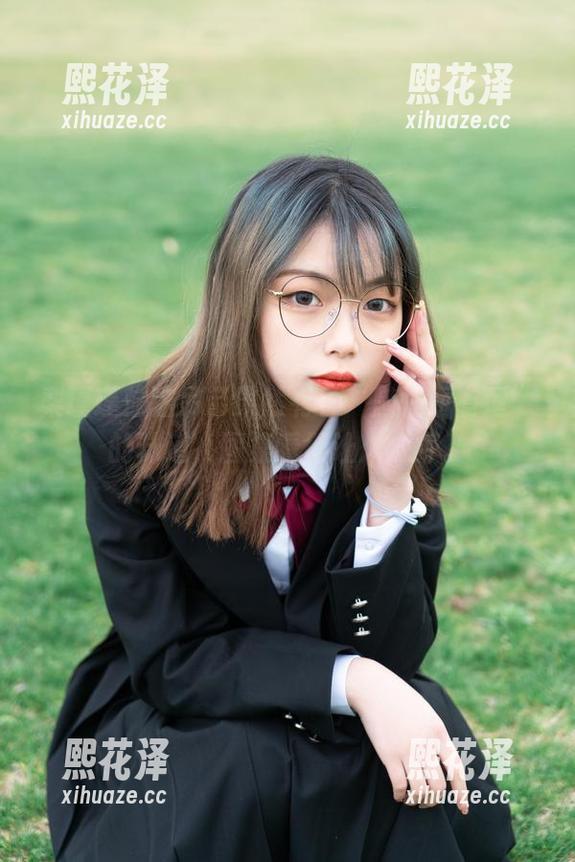 梨瑾瑾 梨瑾瑾你这吊带果然有种“随性而有型”的味道,图集看得让人心痒。