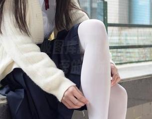 森萝财团 – 吸吸图库新发现：白丝美少女，铁轨旁的一抹清新
