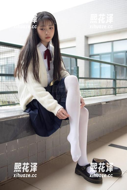 森萝财团 - 吸吸图库新发现：白丝美少女，铁轨旁的一抹清新