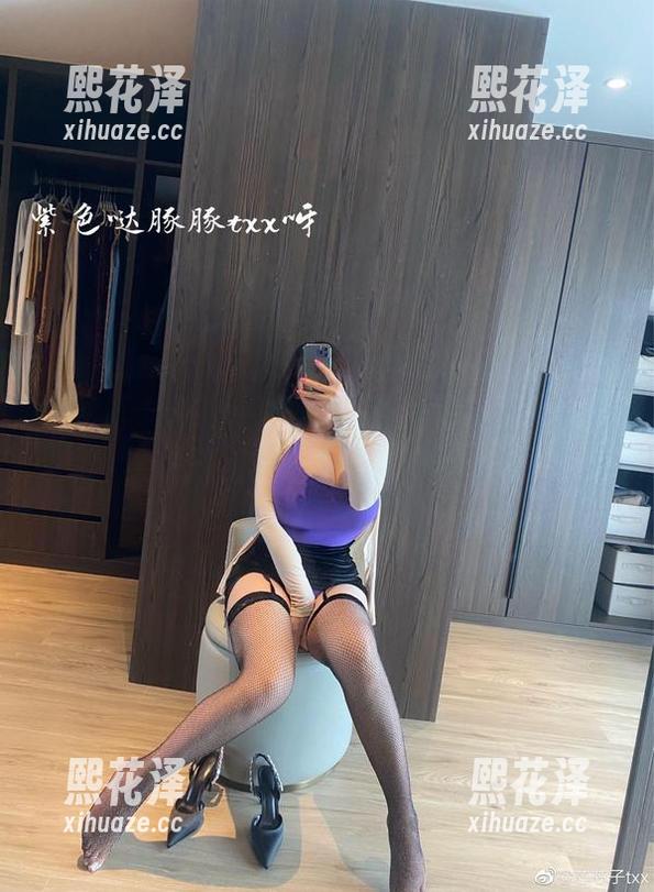 微密圈 - 更新！童小芯坐得像个天使，结果发现比天使还怕痒，哈哈！