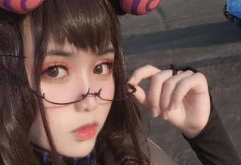 随意翻找图库时偶遇“芊川一笑MNK”的DX，结果就沉迷在她那微微的笑容里……喔，这种小心机！