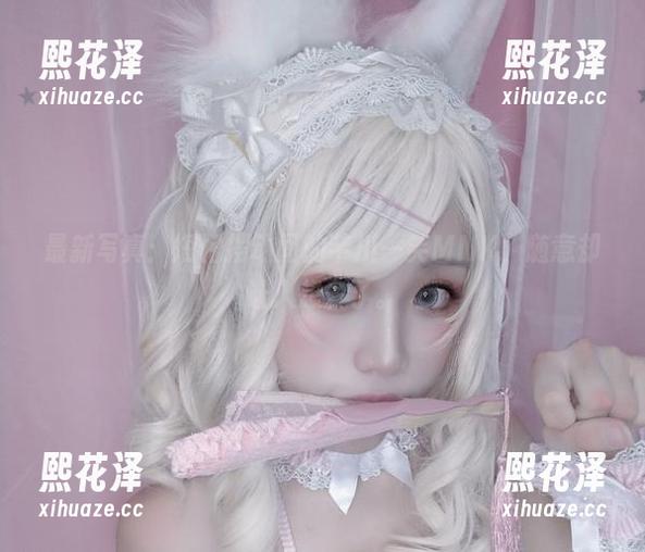芊川一笑MNK 最新写真:短裙摆动间的芊川一笑MNK,随意却让人想多了。