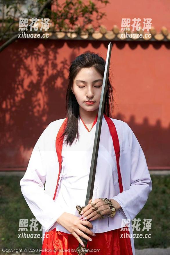 蜜桃社 - “Gina的套装照片，怎么让我在一周内想买五种颜色，无奈我的钱袋子…”。