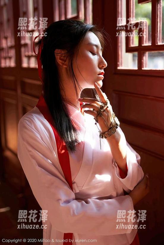 蜜桃社 - 初月在泳池，高清恰似一幅舒展的画作