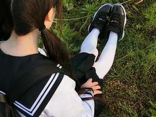 合集中的西尔酱：别看背心超薄，袜子却有态度。