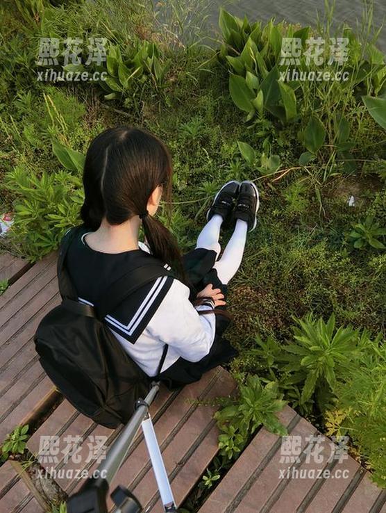 西尔酱 合集中的西尔酱:别看背心超薄,袜子却有态度。