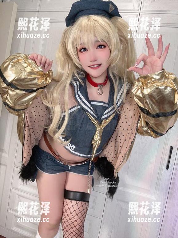 贝贝琪Becky 翻阅图库,发觉贝贝琪Becky的毛衣隐隐透露出一点小心思。