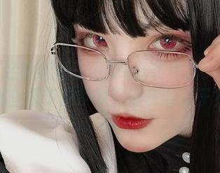 一本正经的起起子vvvv泳装作品：你能从哪些细节中察觉到调皮的影子？