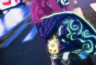 阿薰kaOri的双重身份：学姐礼服与内衣的亲密接触