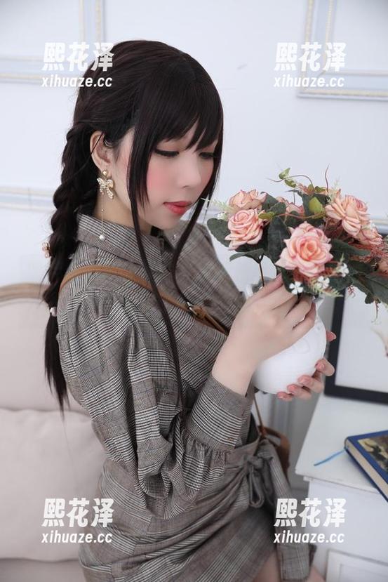 鹿野希 照片里的耐人寻味,鹿野希黑丝吊带袜摆脱不了的暧昧感。